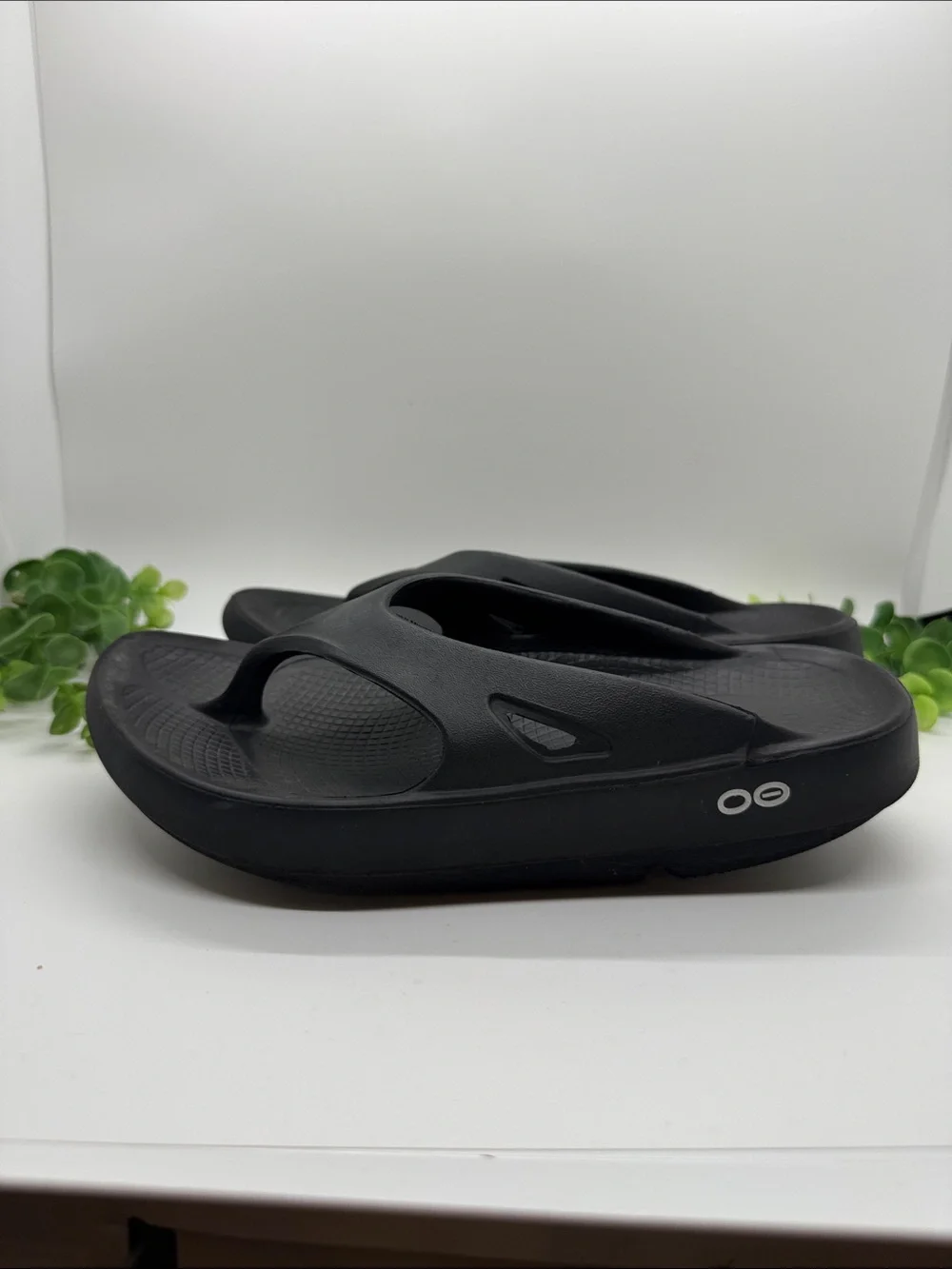 Oofos Kids Flip Flops-Size 4